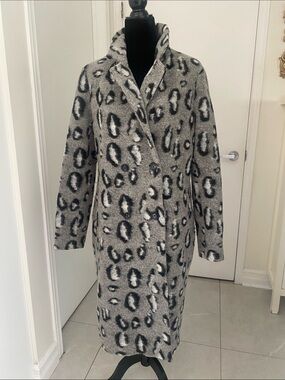 COAT in a Gray & Black Animal Print Unique & Bold Wool blend fully lined Size 38